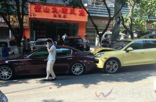 卡宴撞瑪莎拉蒂車禍現場圖片