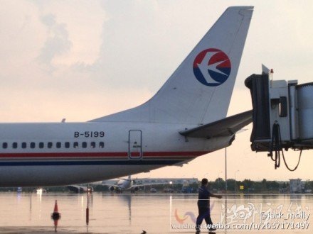 武漢機場大風把東航737吹轉(zhuǎn)了90度