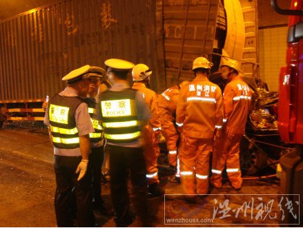 溫州消防隊在營救被困司機