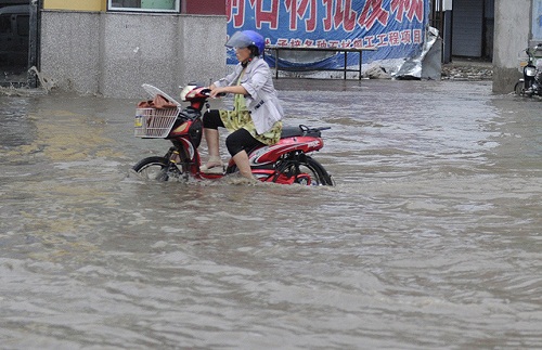 部分積水嚴(yán)重地區(qū)水深達(dá)30多厘米