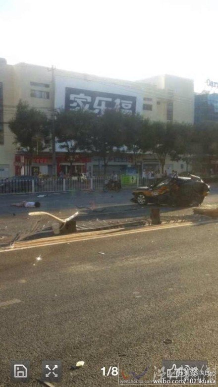 道路中央防護(hù)欄被撞壞