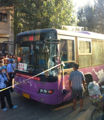 公交車上發(fā)生搶劫殺人案