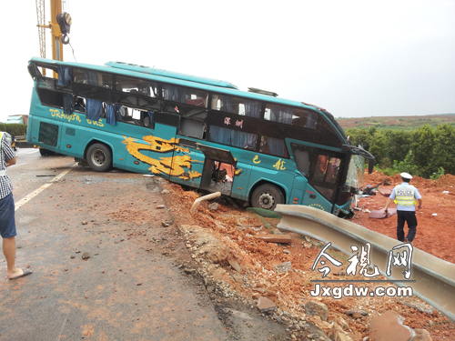 滬昆高速昌樟車禍現(xiàn)場圖片