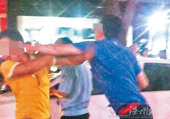 男子當(dāng)街毆打情夫 妻子偷腥一年終于被抓情夫被痛打