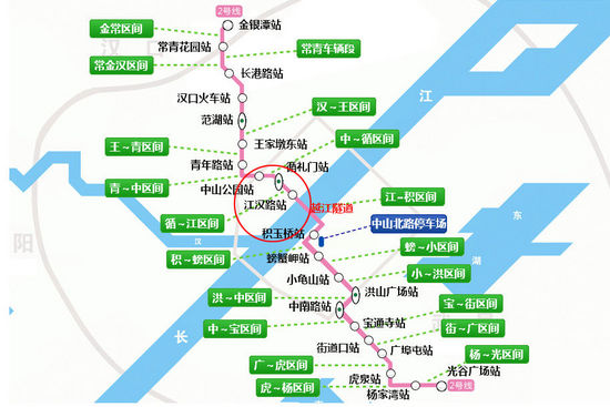 武漢地鐵漏水 暴雨使地鐵候車(chē)處變成下水道