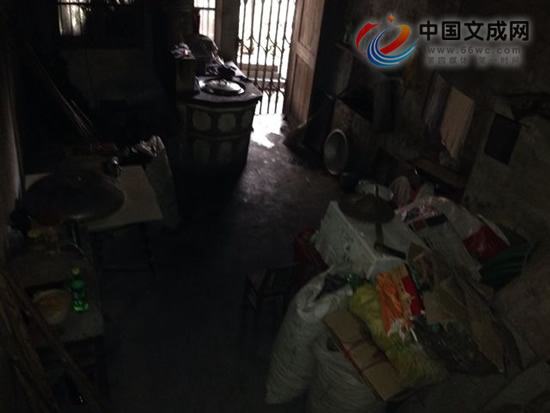 老人用餐的地下室已經被斷電三個月