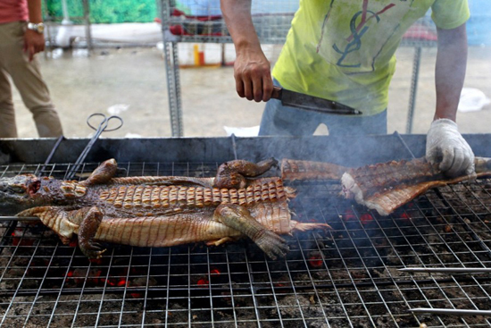 廣西南寧美食節生烤鱷魚