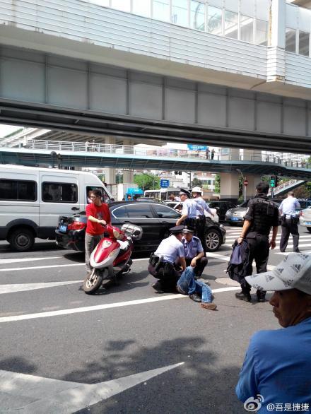 上海男子持刀欲攔截行人，民警開槍擊中其腿部將其制服。