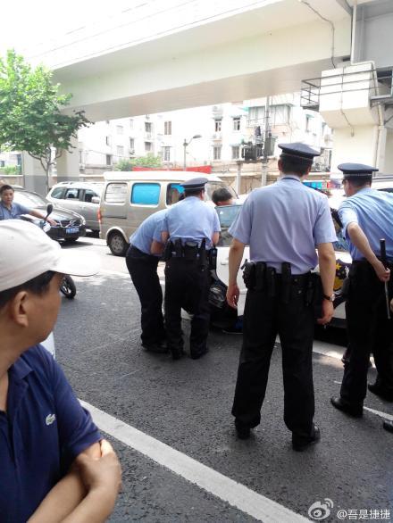上海男子持刀欲攔截行人，民警開槍擊中其腿部將其制服。