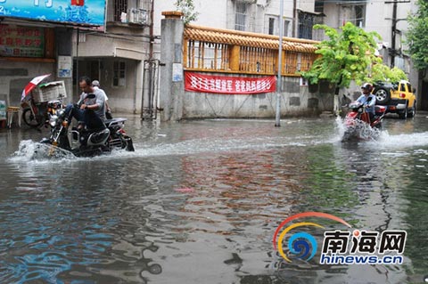 ?？?日暴雨來襲 義龍路段積水嚴重沒過膝蓋