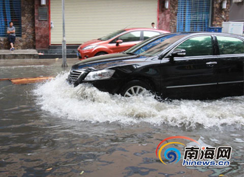 ?？?日暴雨來襲 義龍路段積水嚴重沒過膝蓋