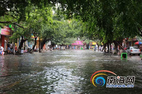 ?？?日暴雨來襲 義龍路段積水嚴重沒過膝蓋