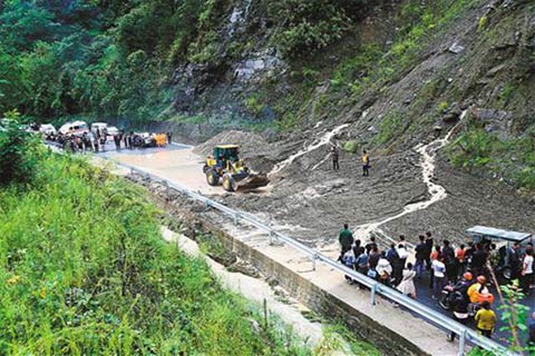 重慶持續14天降雨 造成多處公路出現山體滑坡