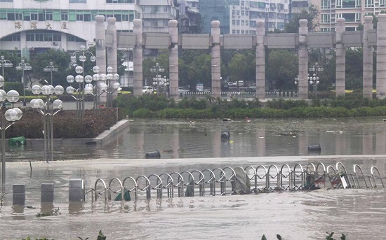 汕頭海濱路海水倒灌 天兔帶來(lái)大暴雨讓汕頭地區(qū)變成澤國(guó)