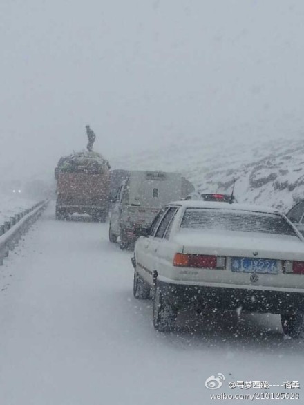 拉薩迎來第一場雪 車輛被困在雪中