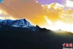 甘肅甘南迭部縣虎頭山風(fēng)景 初冬時節(jié)虎頭山已經(jīng)白雪皚皚