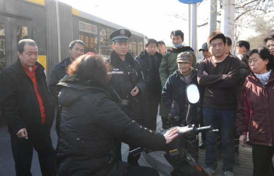 外國小伙扶摔倒女被訛報道不實(shí)