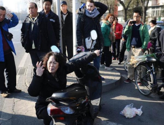 外國小伙扶摔倒女被訛報道不實(shí)