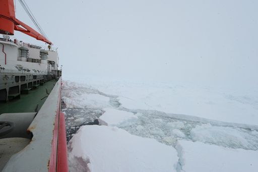 雪龍號成功突圍