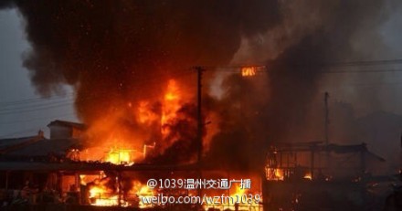 商業(yè)街多家店鋪被燒毀