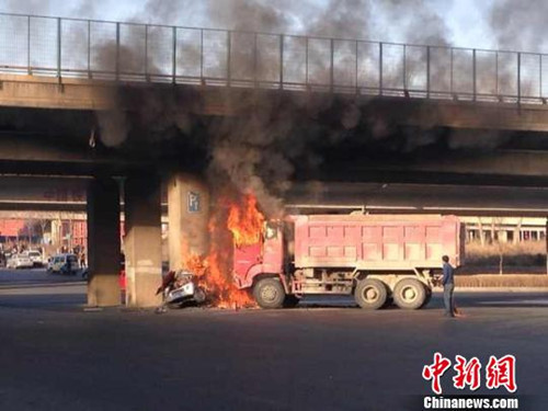 面包車起火導致車內三人遇難