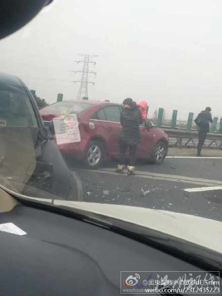 車(chē)禍后車(chē)內(nèi)人員全部都站在高速上