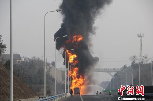 鄭州一油罐車高速起火