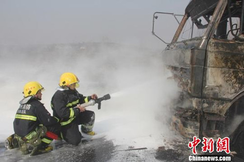 油罐車火勢(shì)被控制住