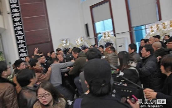 六齡童追悼會(huì)上打架