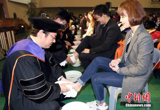 韓國大學(xué)洗足儀式