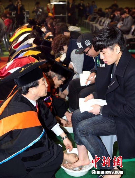韓國大學(xué)洗足儀式