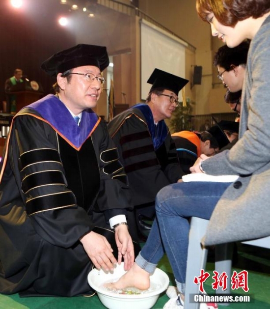 韓國大學(xué)洗足儀式
