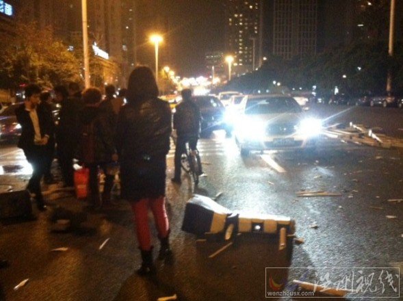 溫州市區轎車撞上護欄