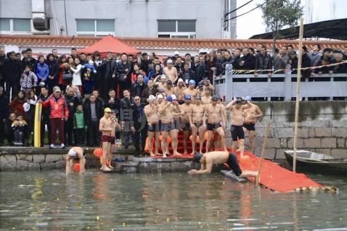 昔日垃圾河起死回生成游泳場