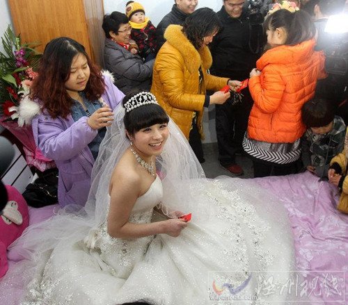 癌癥女孩與男友結(jié)婚