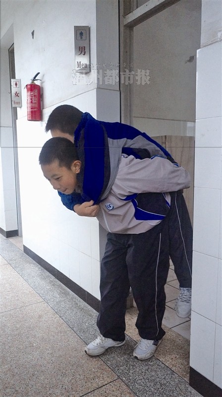 永嘉城西中學陳闊迪助人為樂