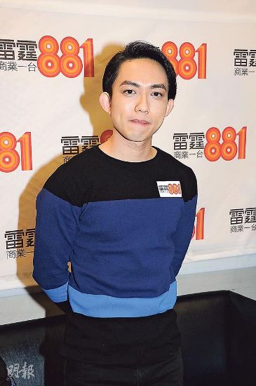 林宥嘉和鄧紫棋分手不是因?yàn)榈谌? /><br />
林宥嘉來香港宣傳演唱會(huì)時(shí)的照片</p>
<p>　　自從林宥嘉和鄧紫棋分手的消息傳出來之后，大家紛紛猜測兩人分手原因。傳聞是林宥嘉不斷劈腿，先后戀上同門師妹陳匡怡及臺(tái)灣女歌手丁文琪，鄧紫棋不堪林宥嘉多次劈腿才會(huì)分手。后來又說鄧紫棋事業(yè)起飛很快于是甩掉了林宥嘉。面對這些傳言，林宥嘉站出來說明兩人分手不存在第三者。</p>
<p>　　林宥嘉和鄧紫棋分手后，粉絲們都很關(guān)心兩人分手的原因，并開始各種猜測。3月13日，林宥嘉來港宣傳香港演唱會(huì)時(shí)親口承認(rèn)，自己和鄧紫棋分手已經(jīng)有一段時(shí)間了，兩人之間不存在第三者。</p>
<p>　　粉絲們想知道林宥嘉和鄧紫棋分手細(xì)節(jié)，林宥嘉沒有透露，他覺得自己曾經(jīng)和鄧紫棋都真心對待過對方，這就夠了。他還說，鄧紫棋現(xiàn)在很受歡迎，自己為她開心。大家只要記得有兩個(gè)人在音樂上都非常認(rèn)真，這就可以了！</p>
<p>　　林宥嘉和鄧紫棋分手不是因?yàn)榈谌撸瑘?bào)道都是言過其實(shí)了。林宥嘉強(qiáng)調(diào)丁文琪只是自己的一個(gè)好朋友，希望外界不要干擾他身邊的朋友，因?yàn)樗麄儾皇撬嚾恕Ａ皱都伪粏柤笆欠裣Ｍ囎掀鍋碜约旱难莩獣?huì)捧場，他說﹕“如果她有空，當(dāng)然希望她來。”</p>　　本文“”來源：http://www.desachemical.com/yule/yulebagua/53178.html，轉(zhuǎn)載必須保留網(wǎng)址。
<p class=