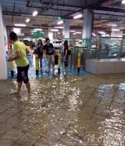 廣東下暴雨深圳機(jī)場(chǎng)被淹 乘客憤怒砸設(shè)施