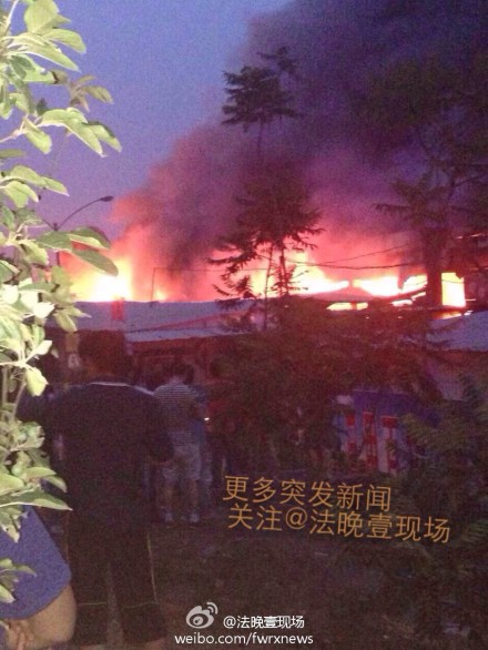 市場上空濃煙和火光漫天