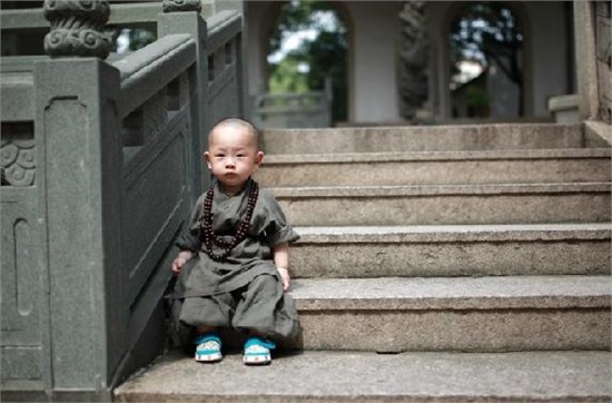 西禪寺小和尚是個萌娃 小和尚只有1歲多