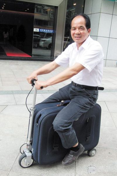 湖南農民花10年時間發明載人旅行箱