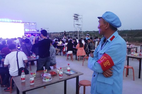 農(nóng)場(chǎng)員工穿紅軍裝上班