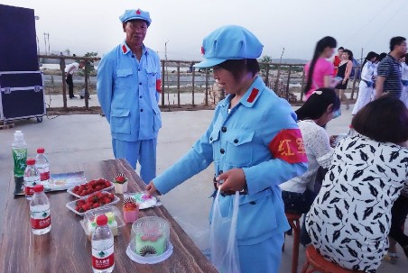 農(nóng)場(chǎng)員工穿紅軍裝上班