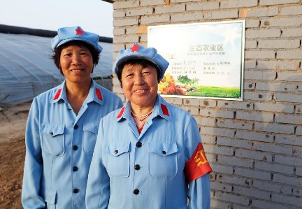 農(nóng)場(chǎng)員工穿紅軍裝上班