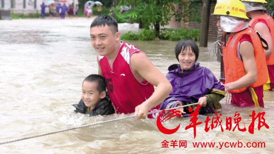 從化暴雨造成4人死亡4人失蹤 積水沒過了車窗