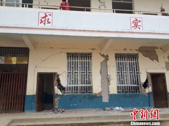 5月24日云南盈江地震 5.6級地震讓一對夫妻失去了婚房