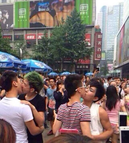 成都春熙路男男接吻大賽