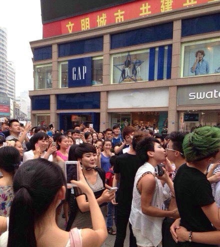 成都春熙路男男接吻大賽