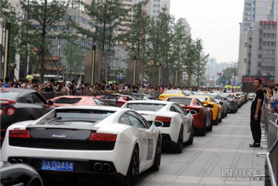 百輛豪車聚集春熙路