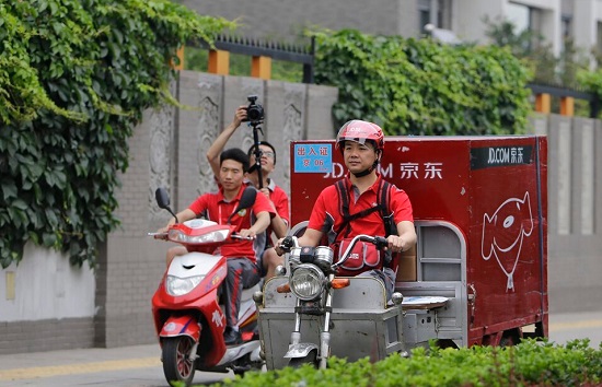 劉強(qiáng)東送快遞 6月18日京東大促劉強(qiáng)東變身快遞哥